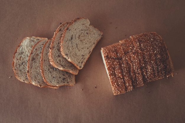 Geheel korrelbrood op rustieke achtergrond