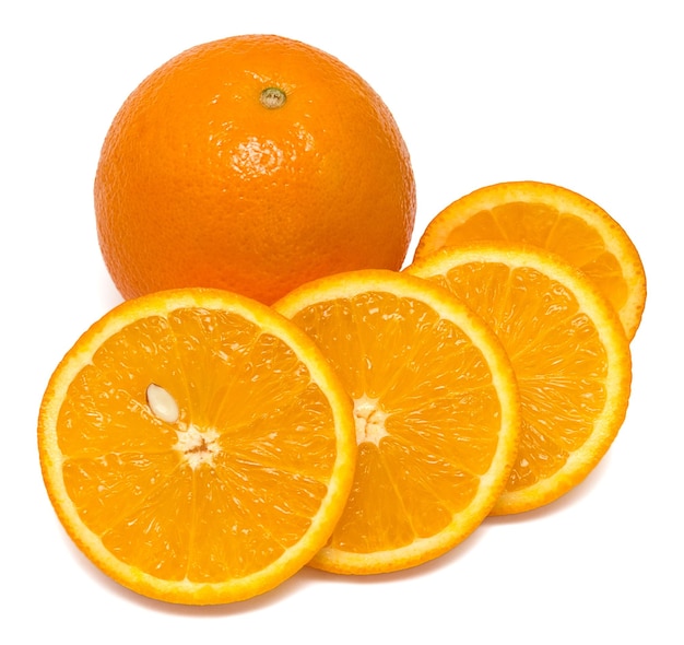 Geheel oranje fruit en zijn segmenten of cantles geïsoleerd op een witte achtergrond knipsel