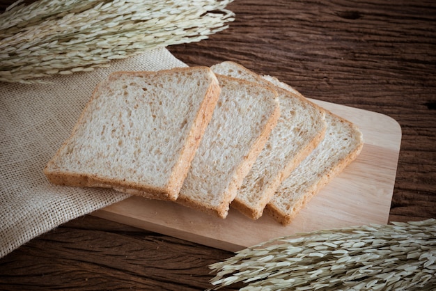 Geheel tarwebrood op de houten raad