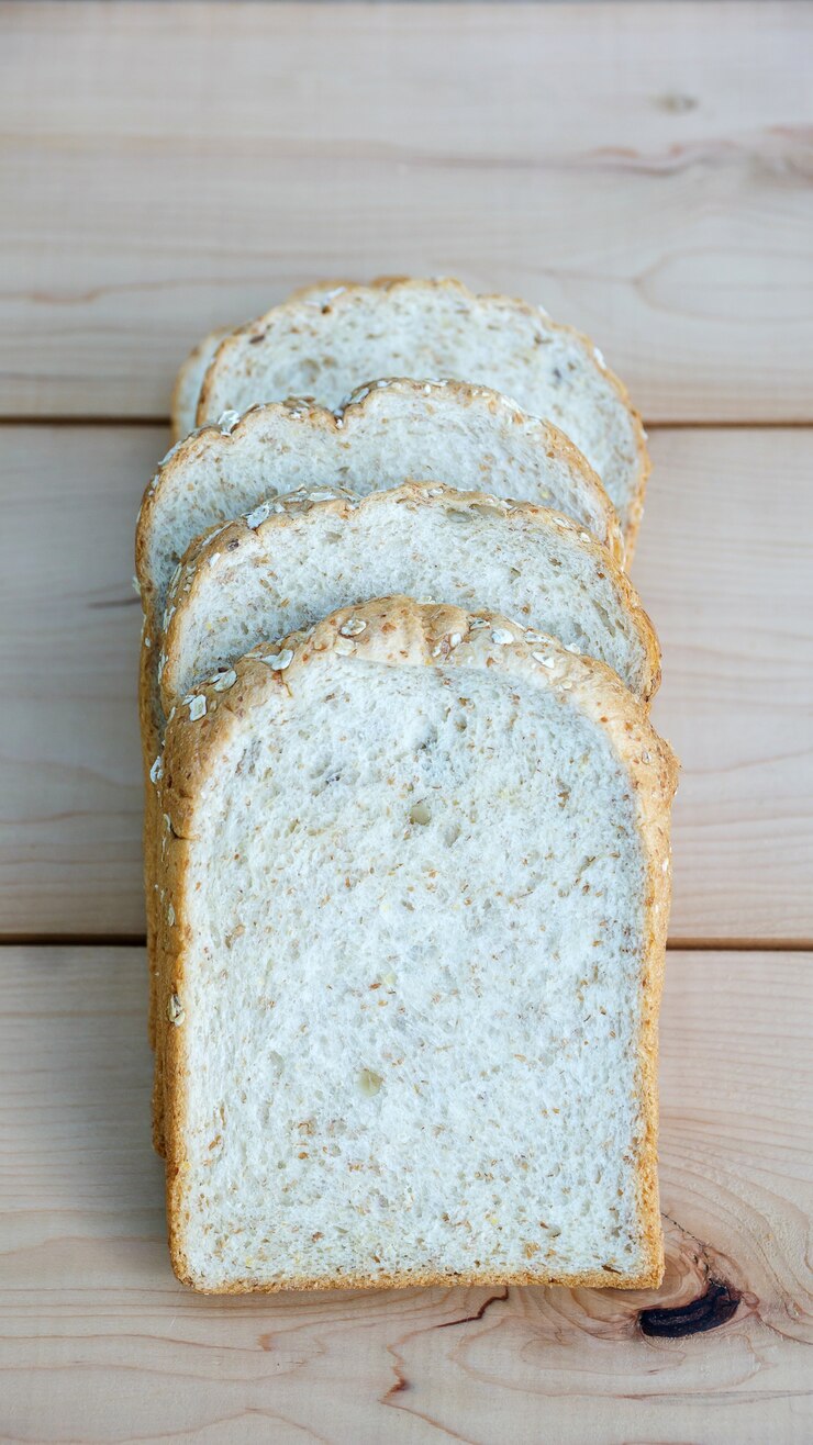 Geheel tarwebrood op houten achtergrond.