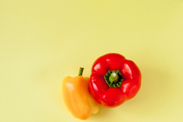 Geheel van gele en rode zoete paprika of paprika