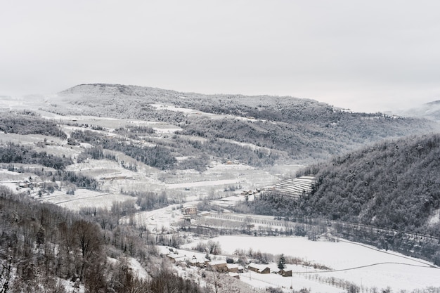 Geheel wit landschap bedekt met sneeuw en mist in Noord-Italië.