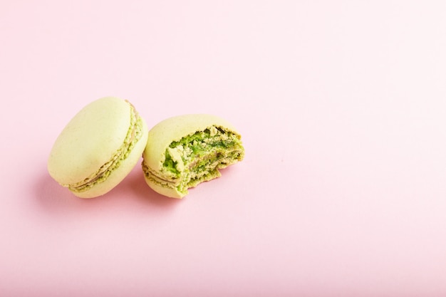 Gehele en gebeten groene macarons of makaronscakes, zijaanzicht, exemplaarruimte.