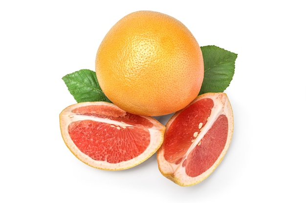 Gehele geïsoleerde grapefruit en twee wiggen.
