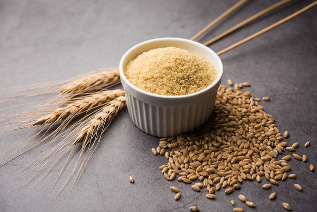 Геху Далия или Далия, также известная как треснувшая или битая пшеница, подается в миске или ложке.