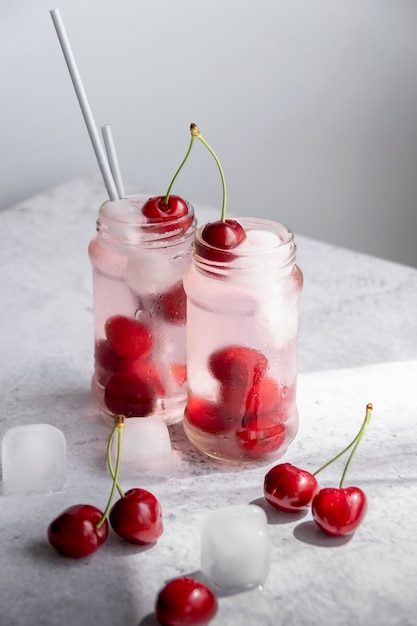 Geïnfuseerd kersenwater. verfrissend zomerdrankje