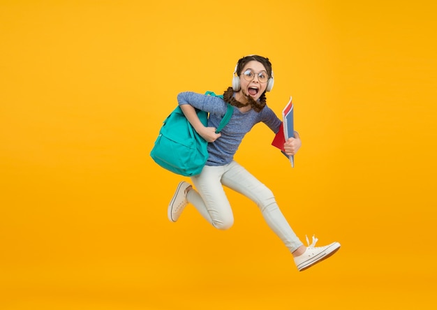 Geïnspireerd gemotiveerd schoolmeisje Stijlvol schoolmeisje Meisje draagrugzak Schoolmeisje dagelijks leven Kennisdag Beïnvloedingsconcept Toegankelijkheid onderwijs verbeteren Impact voelen Reguliere schooldag