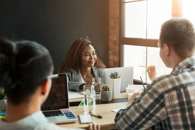 Geïnspireerde Afro-Amerikaanse ontwerper droomt tijdens ontmoeting in ontwerpbureau, kopieer ruimte