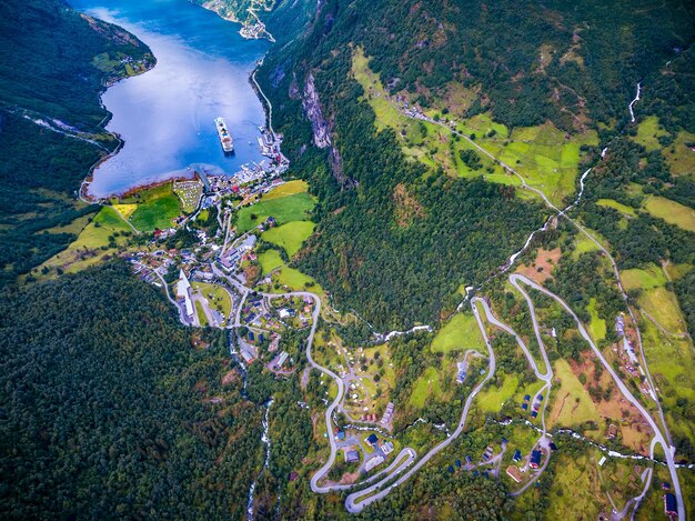 Geiranger 피요르드, 아름다운 자연 노르웨이 항공 사진. Storfjorden(Great Fjord)의 지류인 Sunnylvsfjorden에서 15km(9.3마일) 떨어진 지류입니다.