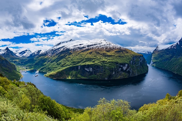 아름다운 자연 노르웨이 게이랑에르 피요르드. Storfjorden(Great Fjord)의 지류인 Sunnylvsfjorden에서 15km(9.3마일) 떨어진 지류입니다.