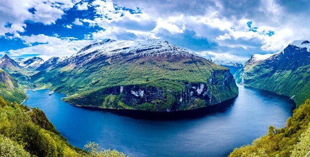 아름다운 자연 노르웨이 게이랑에르 피요르드. Storfjorden(Great Fjord)의 지류인 Sunnylvsfjorden에서 15km(9.3마일) 떨어진 지류입니다.