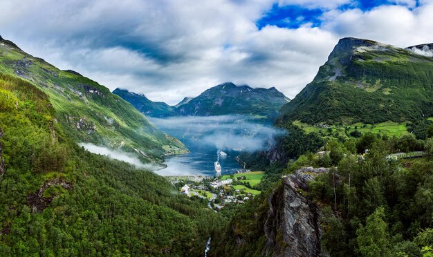 아름다운 자연 노르웨이 게이랑에르 피요르드. Storfjorden(Great Fjord)의 지류인 Sunnylvsfjorden에서 15km(9.3마일) 떨어진 지류입니다.