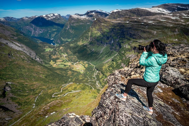 Geiranger Fjord Prachtige natuur Noorwegen, een UNESCO-werelderfgoed. Natuurfotograaf toerist met camera shoots. De fjord is een van de meest bezochte toeristische trekpleisters van Noorwegen.