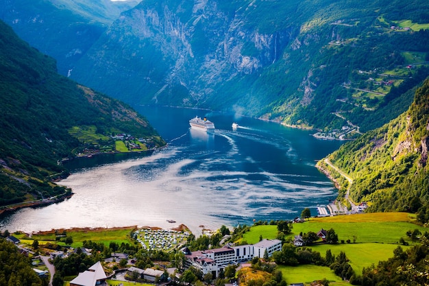 Geiranger fjord, prachtige natuur Noorwegen. Het is een 15 kilometer lange aftakking van de Sunnylvsfjorden, een aftakking van de Storfjorden (Grote Fjord).