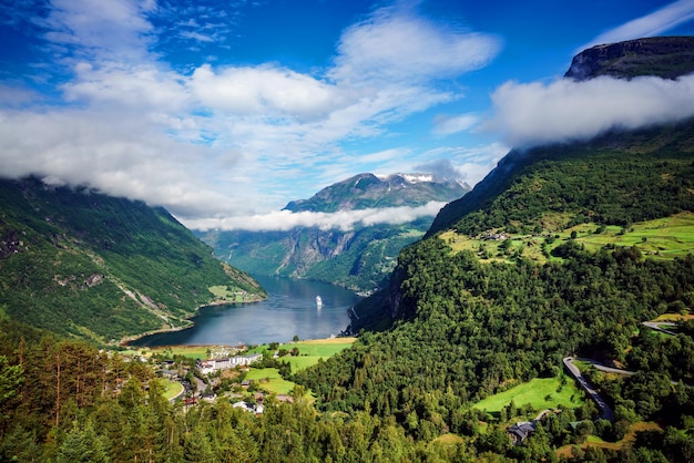 Geiranger fjord, prachtige natuur Noorwegen. Het is een 15 kilometer lange aftakking van de Sunnylvsfjorden, een aftakking van de Storfjorden (Grote Fjord).