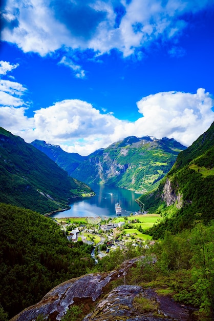 Geiranger fjord, prachtige natuur Noorwegen. Het is een 15 kilometer lange aftakking van de Sunnylvsfjorden, een aftakking van de Storfjorden-luchtfotografie.