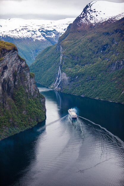 Geiranger 피요르드, 폭포 Seven Sisters. Storfjorden(Great Fjord)의 지류인 Sunnylvsfjorden에서 15km(9.3마일) 떨어진 지류입니다.