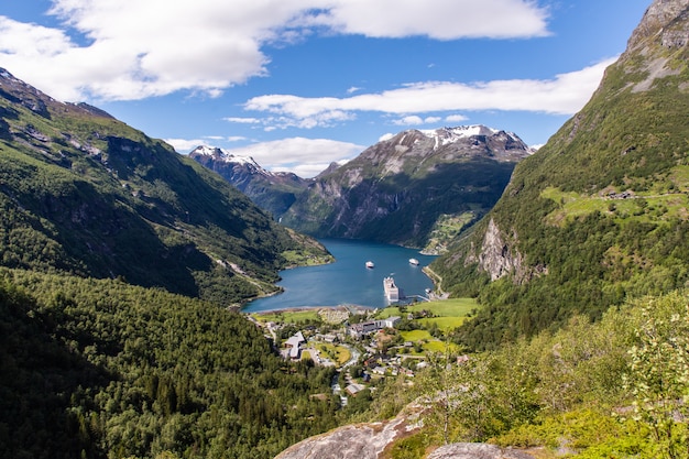 Geirangerfjord 산과 노르웨이 피요르드의 아름다운 풍경