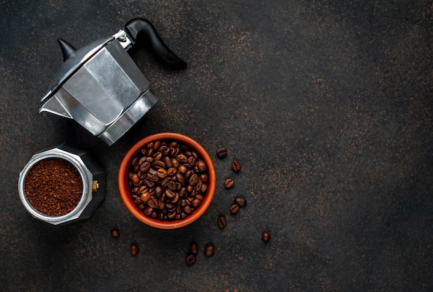 Geiser Koffiezetapparaat en bonen op een stenen tafel