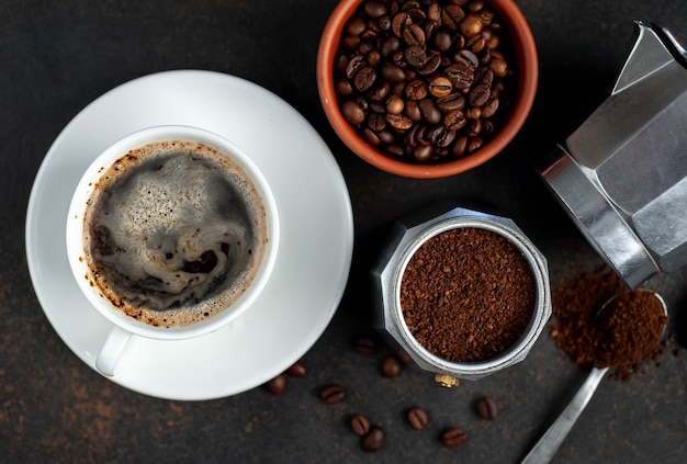 Geiser Koffiezetapparaat en een koffiekopje