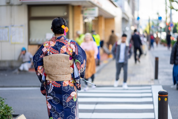 Geisha die japanse kimono in de straten van kyoto draagt