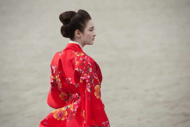 Foto geisha in rosso