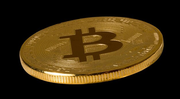 Geïsoleerd Bitmunt of bitcoin tegen zwart