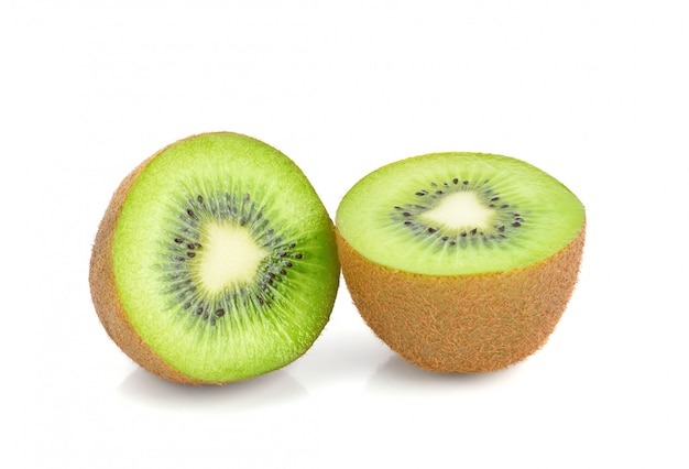 Geïsoleerd gesneden kiwifruit