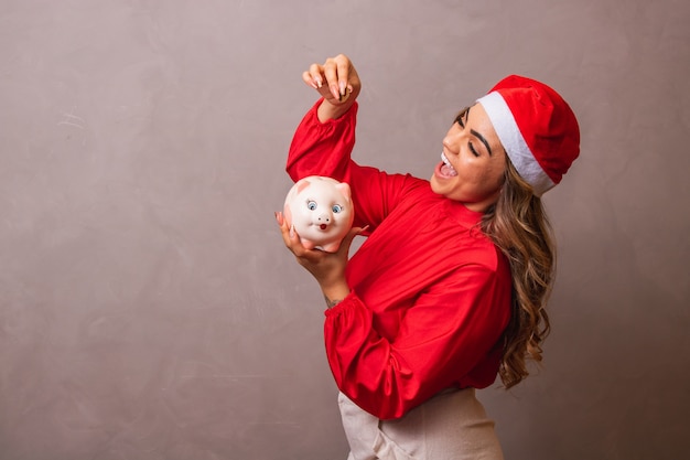 Geïsoleerd jong kerstmeisje met piggy