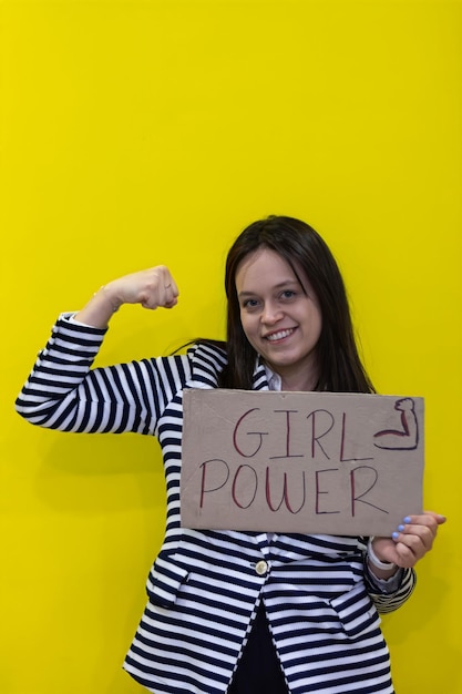 Geïsoleerd meisje met empowerment-teken een geïsoleerd empowerment-meisje met een feminisme-teken concept van een vrouw met een women in power-teken