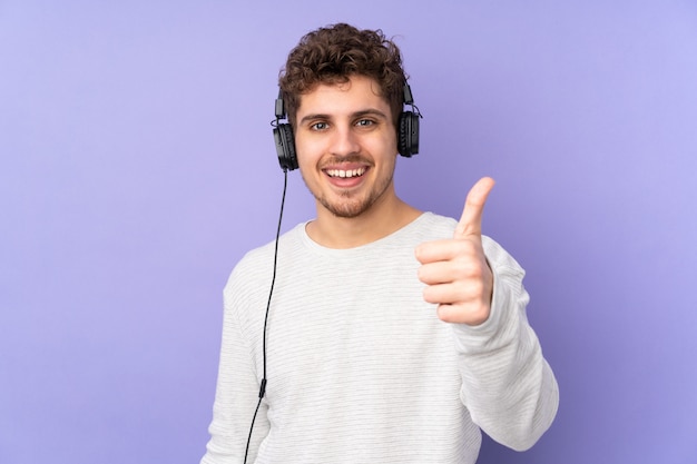 geïsoleerd op paarse muziek luisteren en met duim omhoog