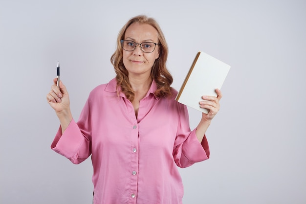 Geïsoleerd portret van leraar met leerboek en pen