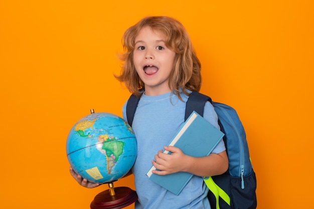 Geïsoleerd portret van schoolkind scholier met wereldbol en boek kleine student die stu leert