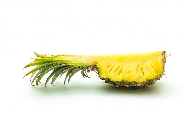 Foto geïsoleerd van ananasfruit dat op wit wordt gesneden