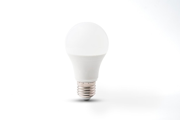 Geïsoleerd van elektrische lamp of gloeilamp op witte achtergrond Led wordt gebruikt voor energiebesparing in plaats van gloeilamp of tl-lamp Uitknippad
