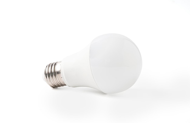 Geïsoleerd van elektrische lamp of gloeilamp op witte achtergrond Led wordt gebruikt voor energiebesparing in plaats van gloeilamp of tl-lamp Uitknippad