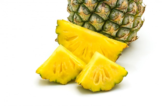 Geïsoleerd van gesneden ananasfruit