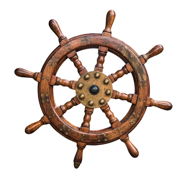 Geïsoleerd vintage houten en messing stuurwiel van een schip met witte achtergrond
