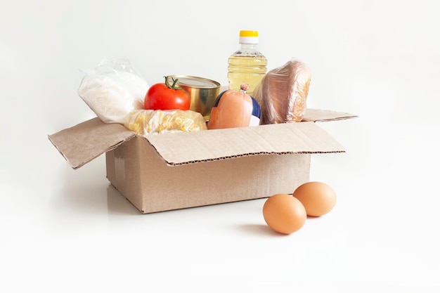 Geïsoleerd voedsel op een witte achtergrond Suiker zonnebloemolie brood pasta ingeblikt voedsel eieren tomaten