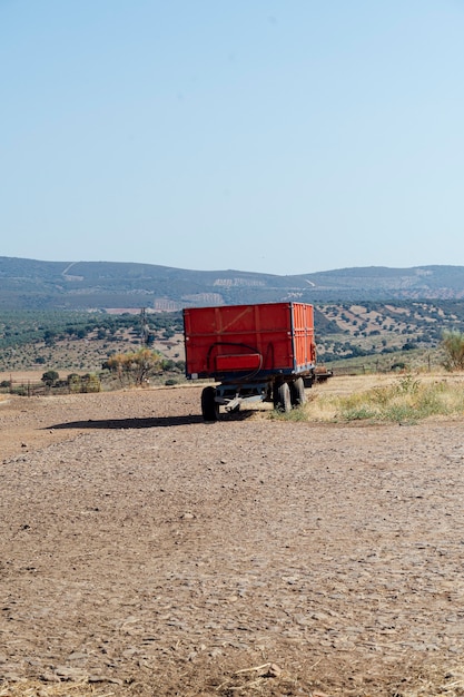 Foto geïsoleerde aanhangwagen in het veld