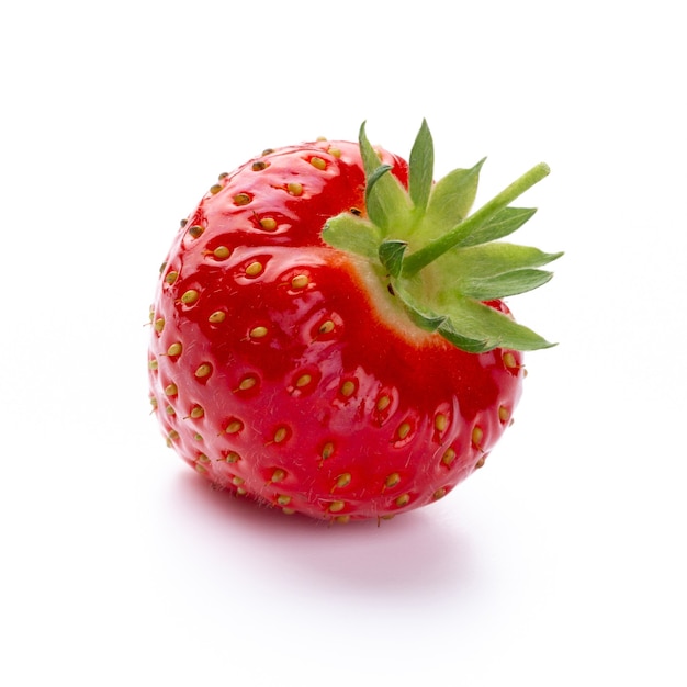 Geïsoleerde aardbei. Enkele aardbei fruit geïsoleerd op een witte achtergrond, met uitknippad - Image