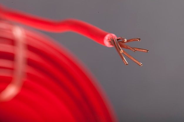 Geïsoleerde afbeelding met hoog vermogen elektrische kabel