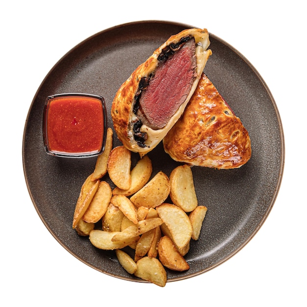 Geïsoleerde beef wellington schotel met aardappel