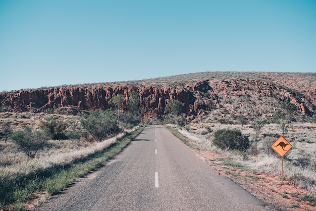 Geïsoleerde en eenzame weg in het rode centrum in de Australische Outback