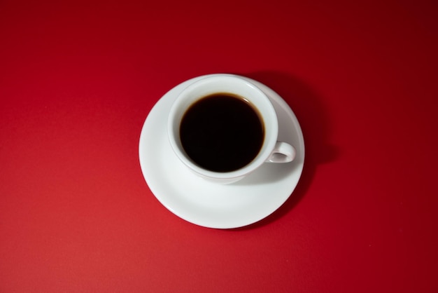 geïsoleerde espresso in een witte kop op rode achtergrond kopie ruimte