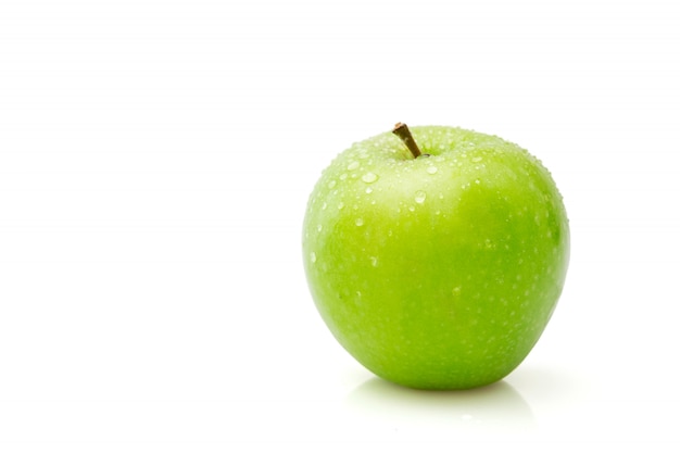 Foto geïsoleerde groene appel op witte, natte enige appel het knippen weg.