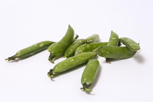 Geïsoleerde groene peulen Zoete groene erwt Witte achtergrond