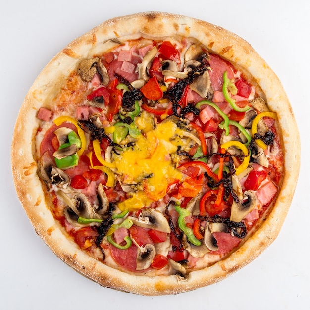 Geïsoleerde ham en groenten pizza met champignons