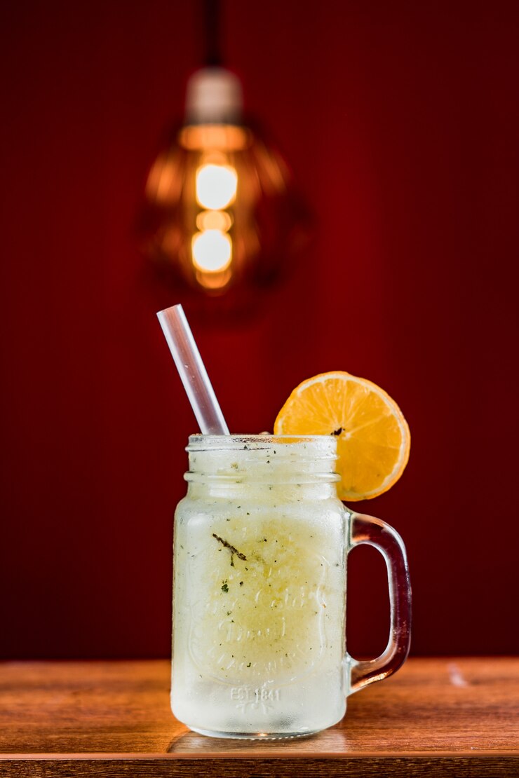 Geïsoleerde limonademok op een bar