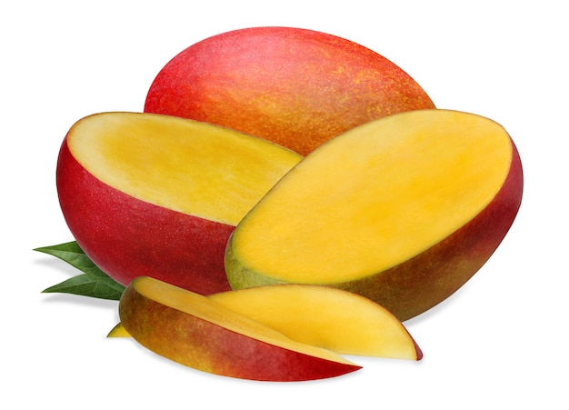 Geïsoleerde mango. Rijpe mango, een fruitgeheel en half geïsoleerd op witte achtergrond.